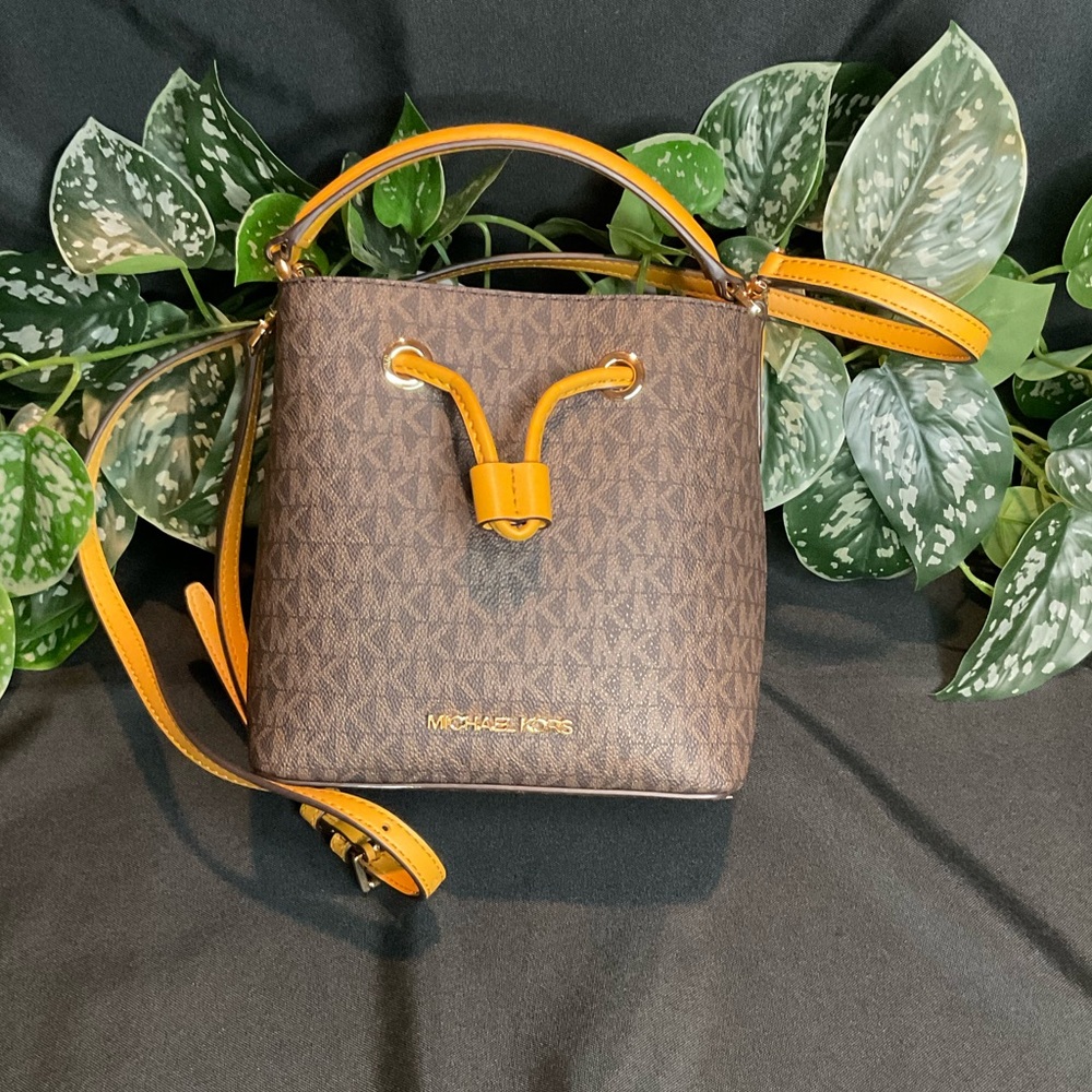 SOLD!!!!! MK MINI BAG WITH WALLET 😍 - Picture 10 of 10